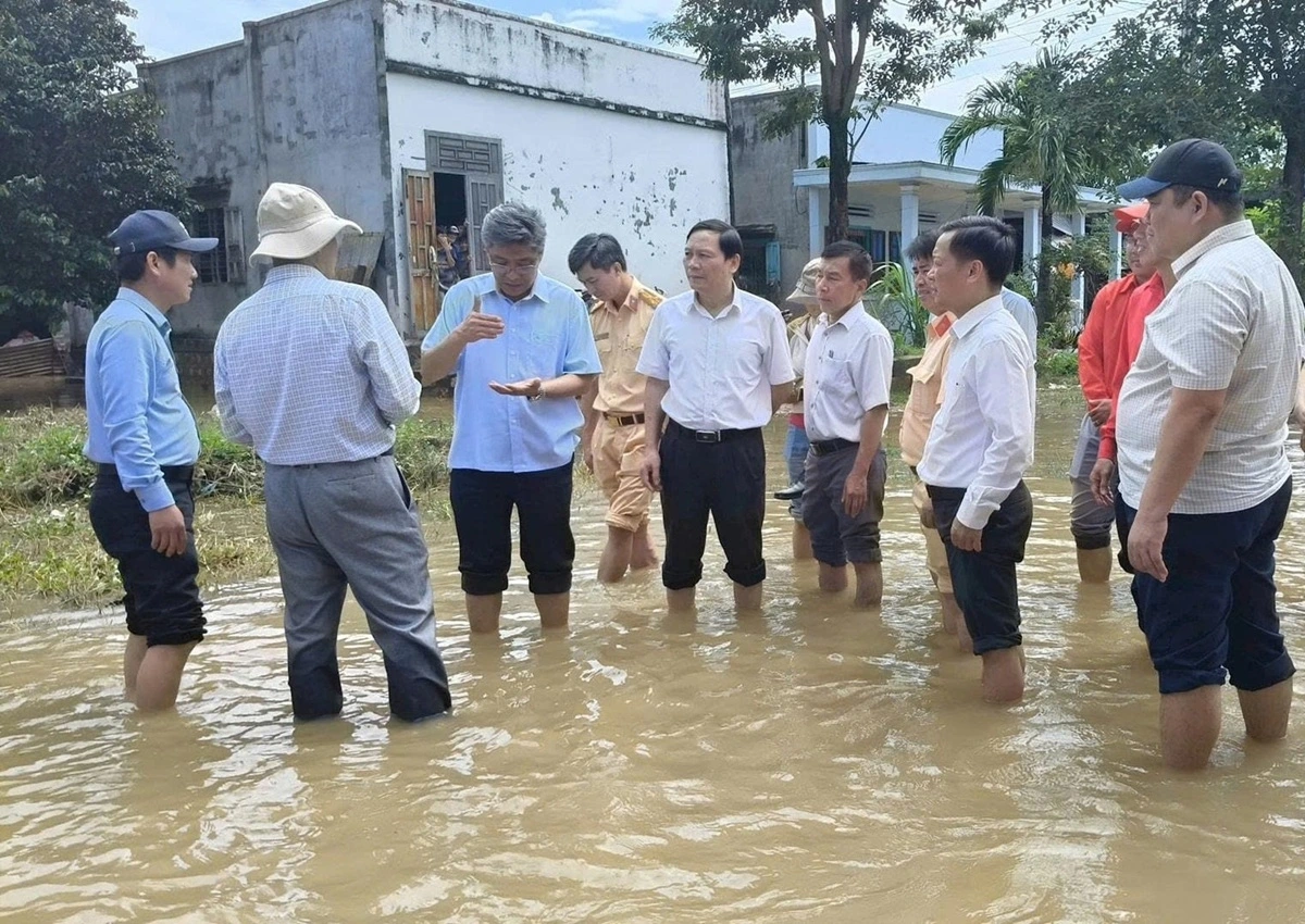 Ông Nguyễn Minh (thứ 3 từ trái sang), Phó Chủ tịch UBND tỉnh Lâm Đồng vào vùng tâm lũ, chỉ đạo khẩn cấp hỗ trợ hộ dân bị ngập sâu