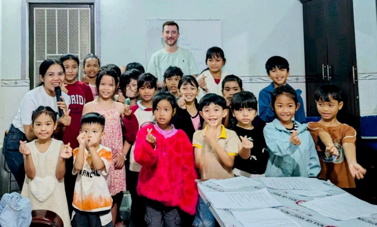 Chị H’Za Wút Byă (người cầm mic) nỗ lực lan tỏa để gìn giữ ngôn ngữ dân tộc mình