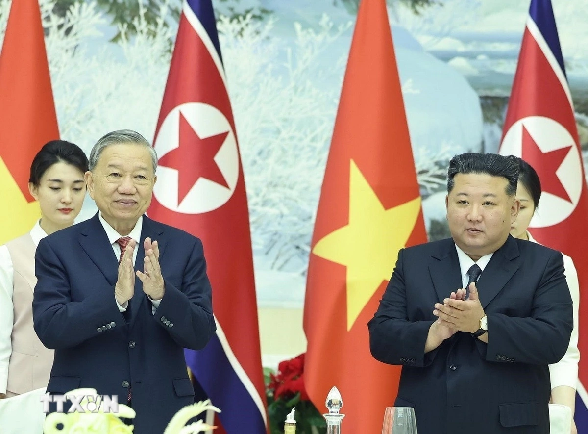 Cùng ngày 9/10, tại Bình Nhưỡng, Tổng Bí thư, Chủ tịch Quốc vụ CHDCND Triều Tiên Kim Jong Un Kim Jong Un chủ trì Tiệc chiêu đãi chào mừng Tổng Bí thư Tô Lâm thăm cấp Nhà nước tới Triều Tiên. (Ảnh: TTXVN)