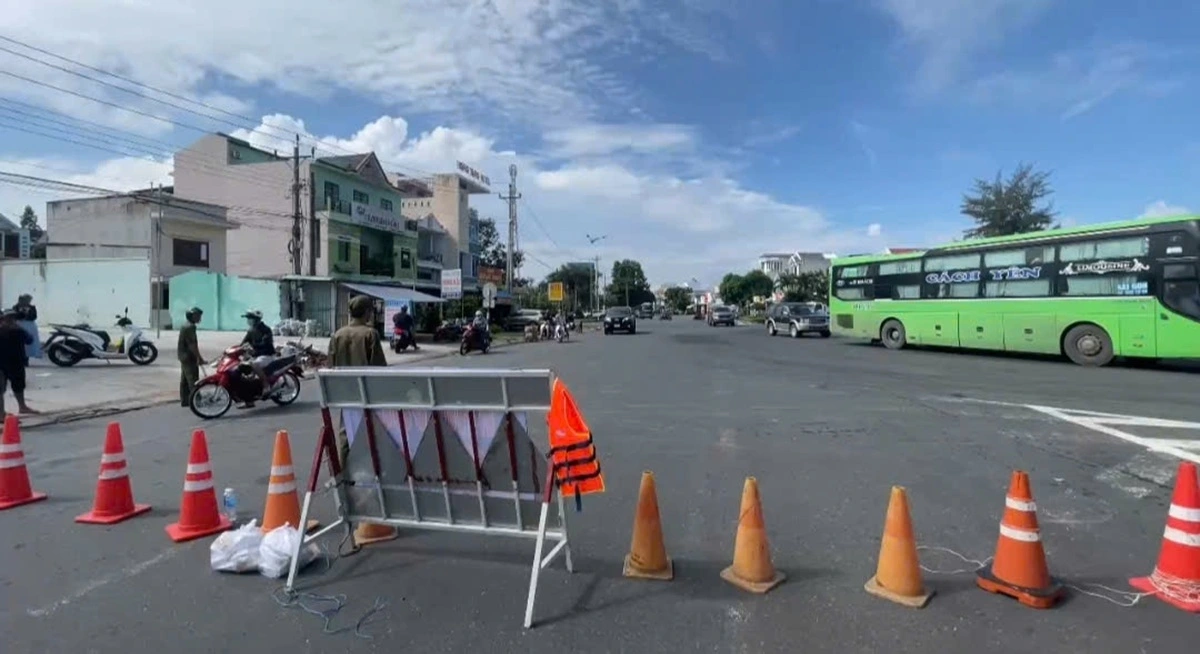 Lực lượng chức năng đang cấm đường và điều tiết giao thông. Ảnh: B.H