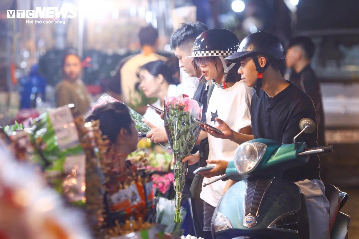 Tiểu thương lý giải nguyên nhân giá tăng một phần do nguồn cầu cao, nhưng quan trọng hơn là nguồn cung đang giảm mạnh do thiên tai liên tiếp đã nhiều vùng trồng hoa ở miền Bắc bị ảnh hưởng.
