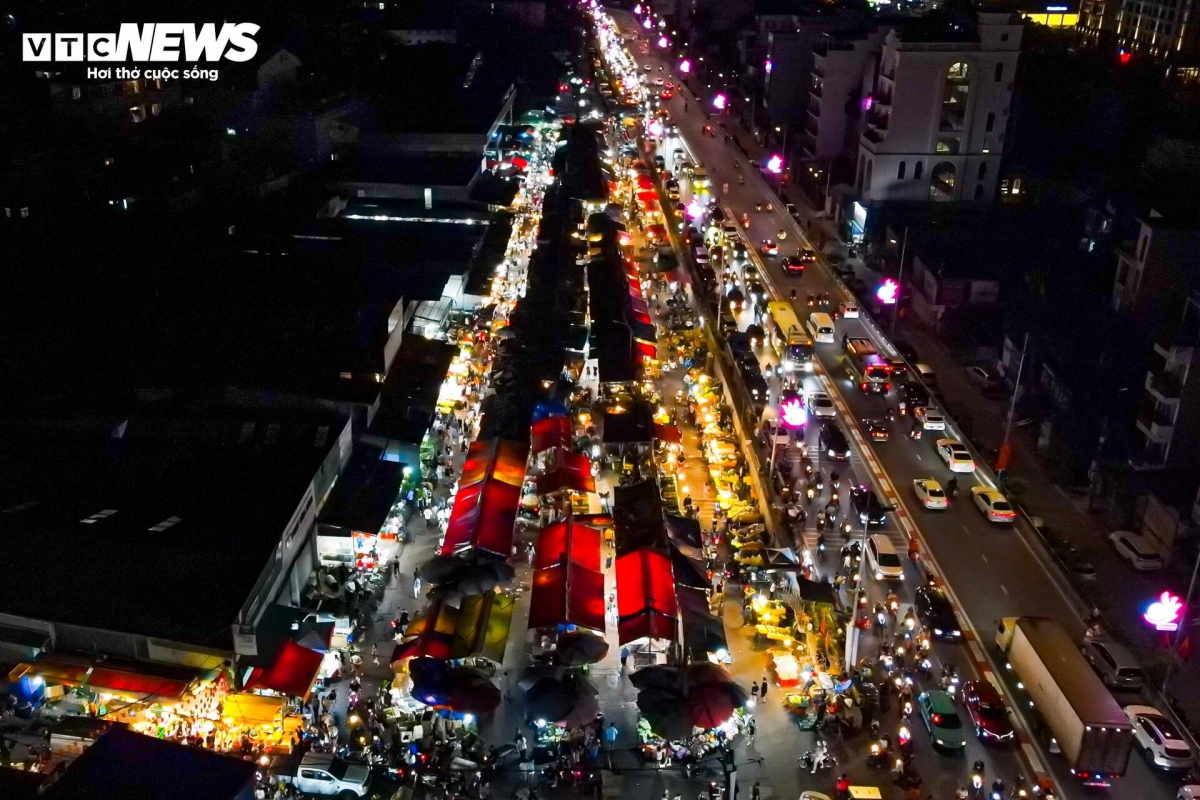 Chợ hoa đêm Quảng An nằm trên đường Âu Cơ, nổi tiếng là nguồn cung cấp hoa lớn nhất Hà Nội. Tuy thường xuyên hoạt động suốt đêm nhưng gần đến ngày Phụ nữ Việt Nam 20/10, nơi đây càng thêm tấp nập kẻ mua người bán.