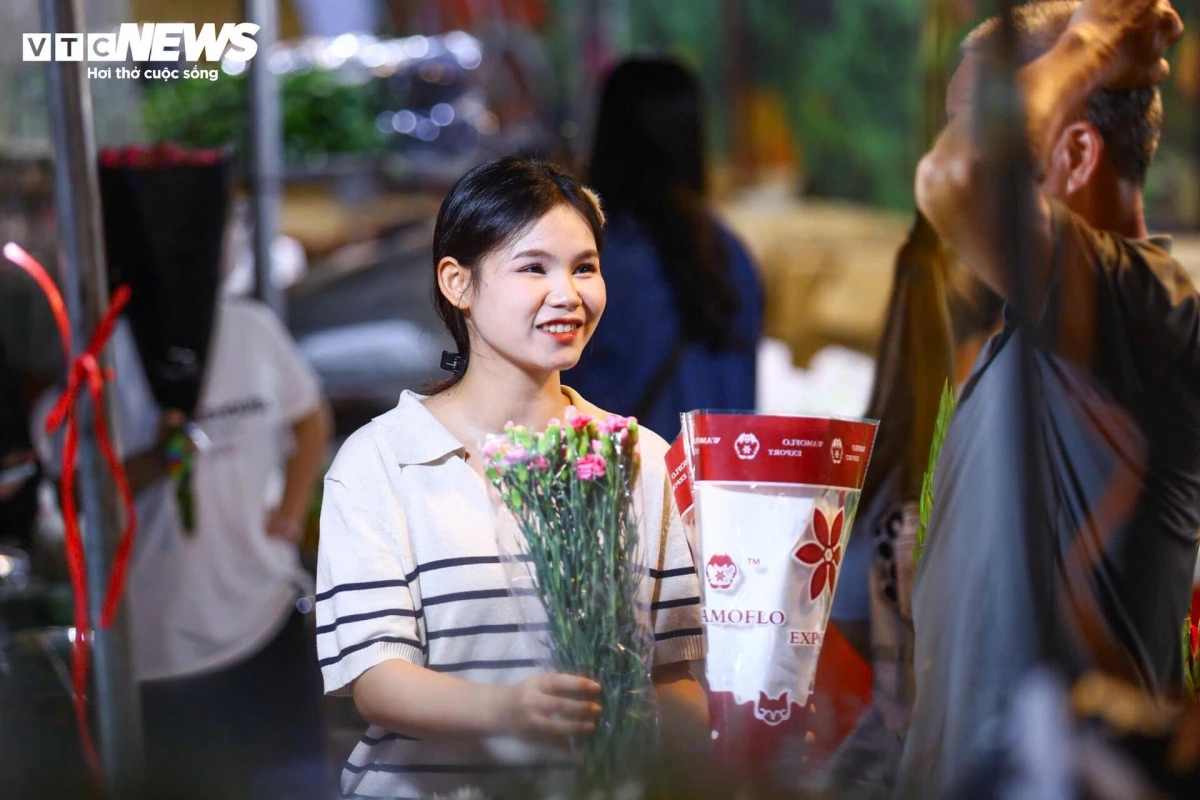 Một người dân hài lòng khi chọn được loại hoa yêu thích