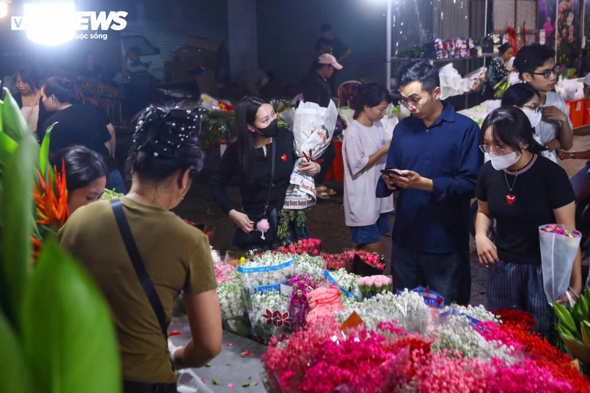 “Năm nào cận ngày 20/10, chợ hoa cũng đông đúc hơn hẳn. Nhiều người ngoài việc muốn mua được hoa giá rẻ thì còn muốn được hòa mình vào không khí nhộn nhịp của ngày lễ. Năm nay, giá hoa nhỉnh hơn ngày thường nhưng mức tăng không đáng kể”, một tiểu thương nói.
