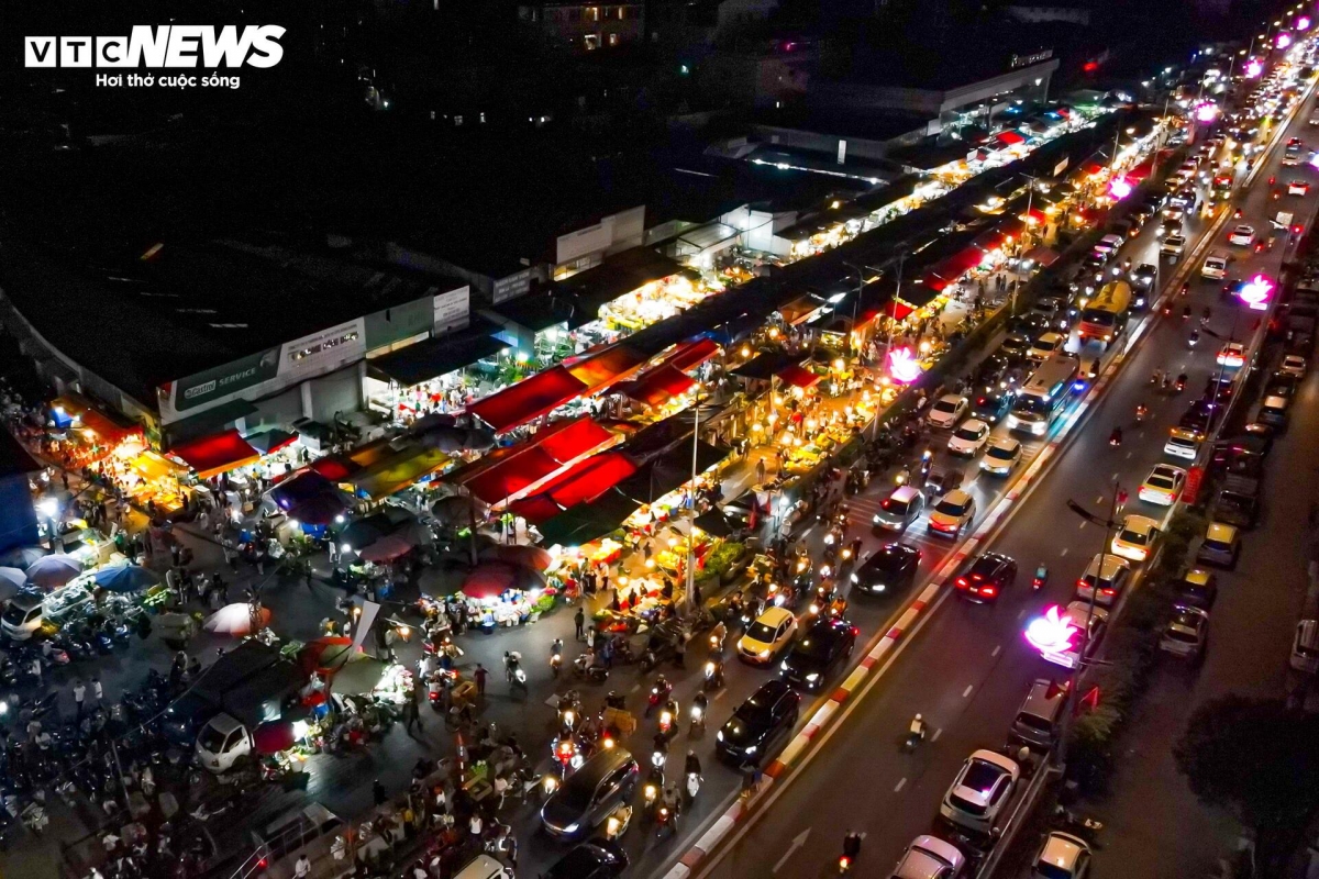 Rạng sáng, chợ hoa Quảng An vẫn đông đúc, tấp nập người mua kẻ bán, đèn thắp sáng một góc rộng lớn. Những chuyến xe chở hoa liên tục đổ về, không khí buôn bán sôi động kéo dài đến tận sáng.