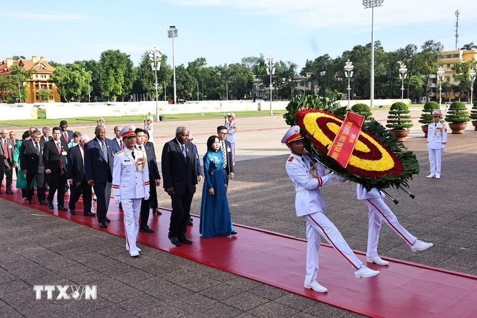 Chiều 1/10, Chủ tịch Quốc hội Cuba Esteban Lazo Hernández và đoàn đại biểu cấp cao Cuba đã đặt vòng hoa và vào Lăng viếng Chủ tịch Hồ Chí Minh; đặt vòng hoa tại Đài tưởng niệm các Anh hùng liệt sĩ trên đường Bắc Sơn. (Ảnh: TTXVN)