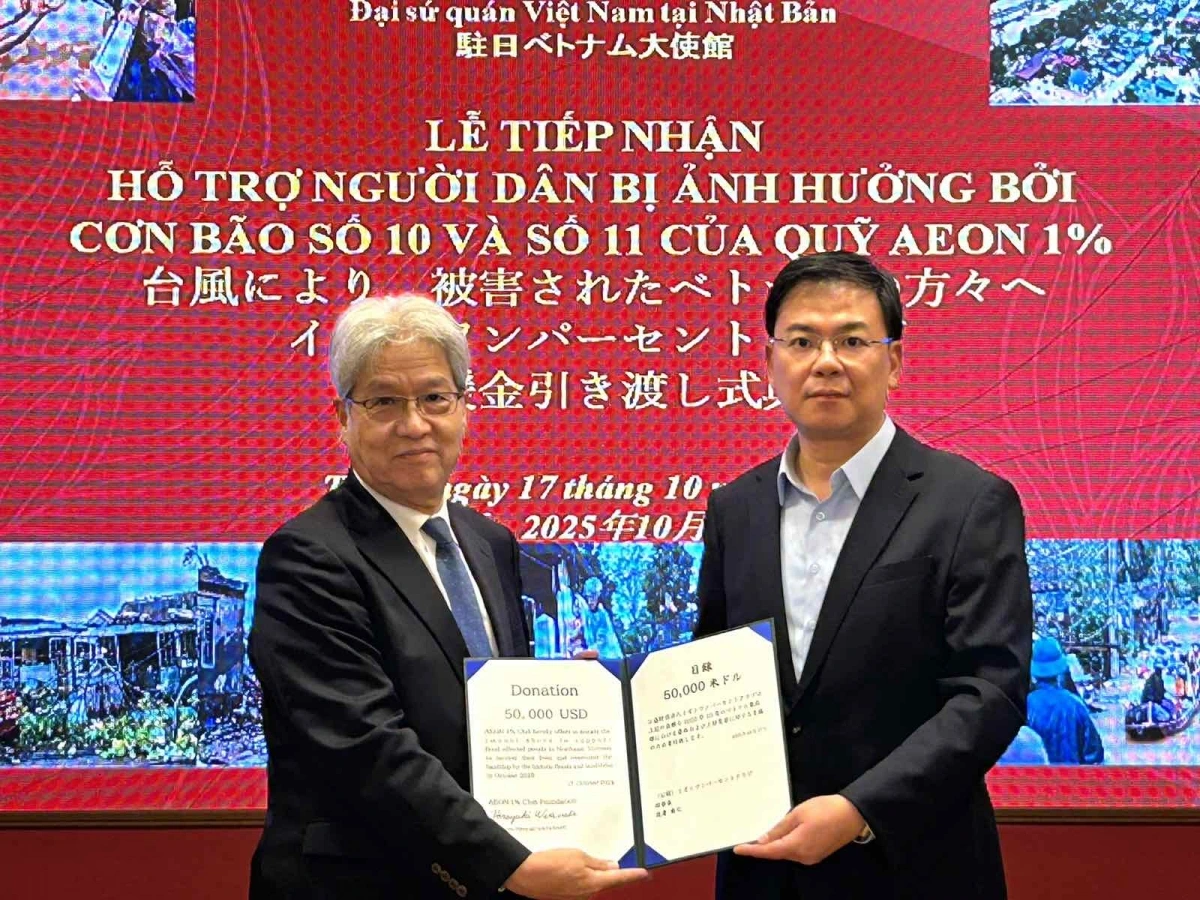 Chủ tịch Watanabe Hiroyuki (phải) trao tiền hỗ trợ cho Đại sứ Phạm Quang Hiệu (Ảnh: VOV-Tokyo).