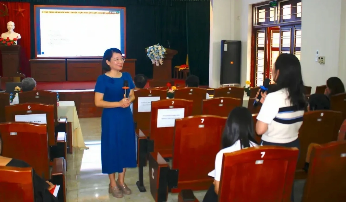 Chuyên gia và cán bộ, giáo viên ở Hưng Yên trao đổi tại hội thảo.