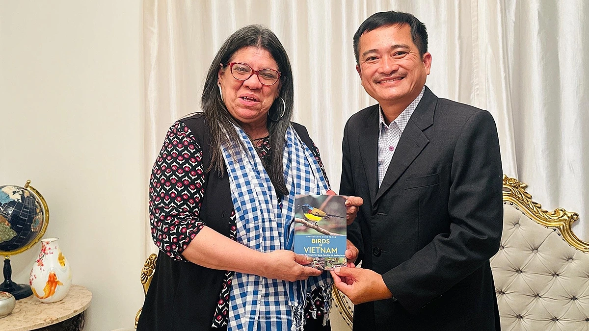 Chuyên gia điểu học Nguyễn Hoài Bảo (bên phải) tặng cuốn sách CÁC LOÀI CHIM VIỆT NAM cho bà Tatiana Pugh, Thứ trưởng Ngoại giao Venezuela.