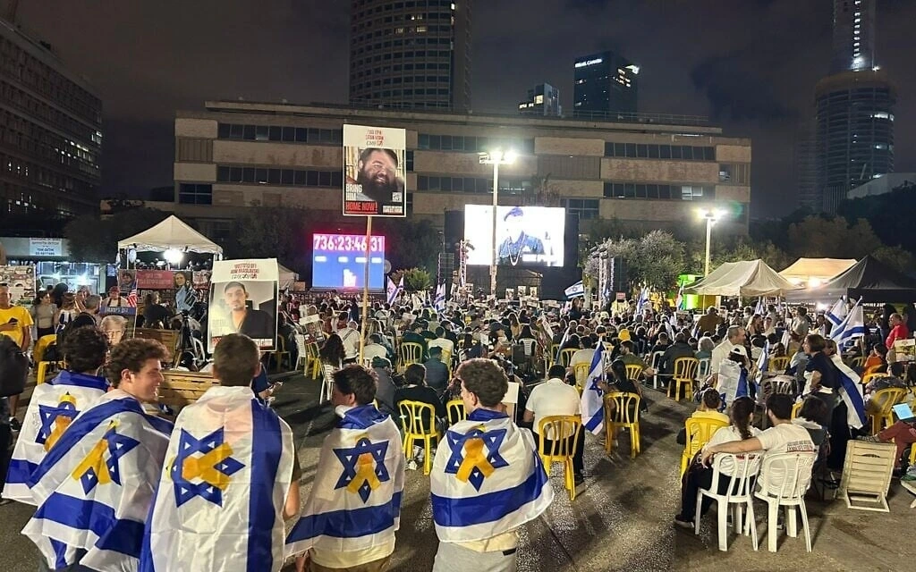Người dân Israel tụ tập trên quảng trường, đợi chờ việc phóng thích con tin. Ảnh: Diễn đàn Các gia đình con tin và người mất tích.