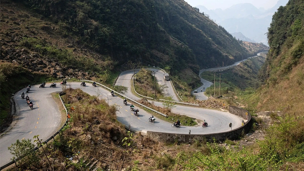 Xe máy leo lên dốc Thẩm Mã quanh co, một trong những cung đường đẹp nhất trên “Con đường hạnh phúc”.