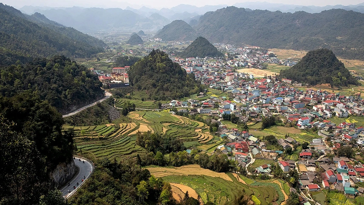 Những núi đá vôi quanh thị trấn Tam Sơn là nét đặc trưng của Cao nguyên đá Đồng Văn, Công viên địa chất toàn cầu đã được UNESCO công nhận.