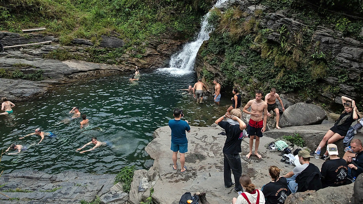 Du khách thường dừng chân nghỉ ngơi, thư giãn bản thân tại thác nước ở Du Già trước khi bắt đầu hành trình ngày cuối cùng trở về thành phố.