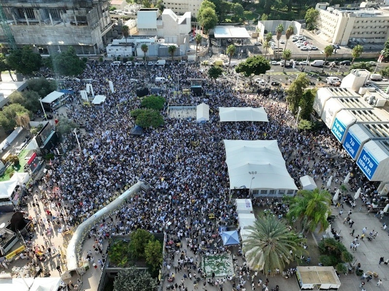 Hàng nghìn người tụ tập tại Quảng trường Con tin ở Tel Aviv (Ảnh: Reuters)