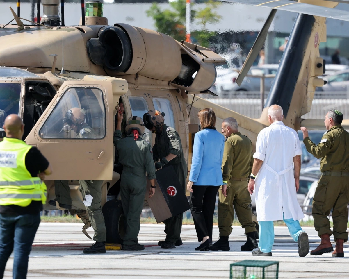 Trực thăng chở các con tin được trả tự do hạ cánh tại Trung tâm Y tế Rabin. Ảnh: Reuters