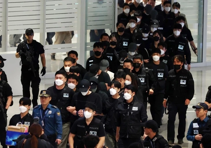 Các công dân Hàn Quốc được hồi hương có mặt tại sân bay Incheon sáng 18/10. Ảnh: Yonhap.