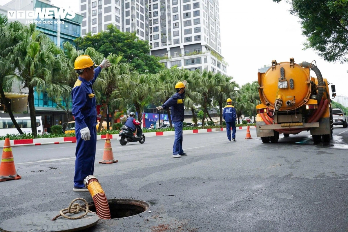 Duy tu hệ thống cống ngầm là nhiệm vụ cấp thiết trên toàn thành phố Hà Nội để phòng ngừa ngập úng. Bất chấp thời tiết đang chuyển lạnh, những công nhân của Xí nghiệp thi công cơ giới xây lắp - Công ty Thoát nước Hà Nội vẫn triển khai thiết bị trên tuyến đường Quần Ngựa, ngâm mình dưới lòng cống ngầm để đảm bảo dòng chảy thông suốt.