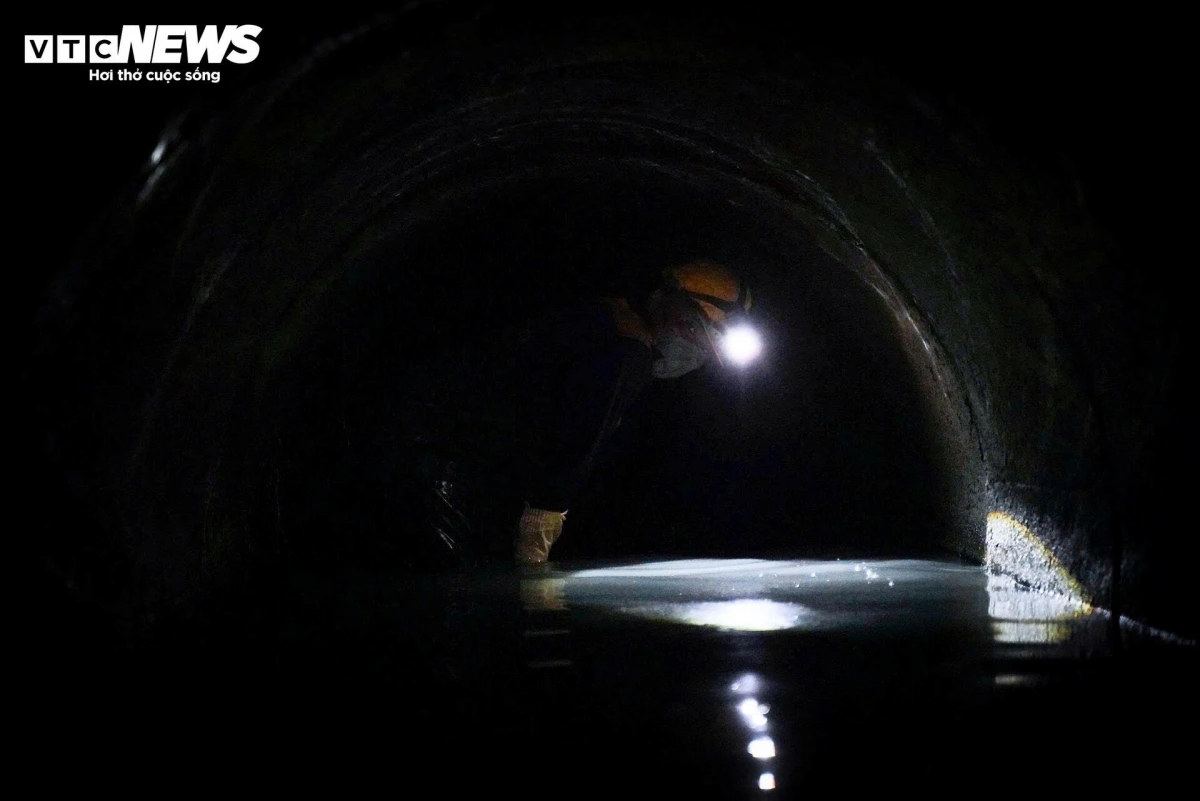 "Trong lòng cống chỉ có chúng tôi với gián, chuột. Nhiều người thường so sánh chúng tôi với chuột cống. Biết là nói đùa thôi nhưng cũng thấy hơi chạnh lòng. Ngày trước có cậu chia tay bạn gái, vì cô ấy biết bạn trai làm công nhân dưới cống ngầm", anh Nguyễn Hải Nam chia sẻ. Bất chấp tất cả, họ vẫn miệt mài với công việc dưới lòng cống ngầm để đảm bảo dòng chảy thông suốt.