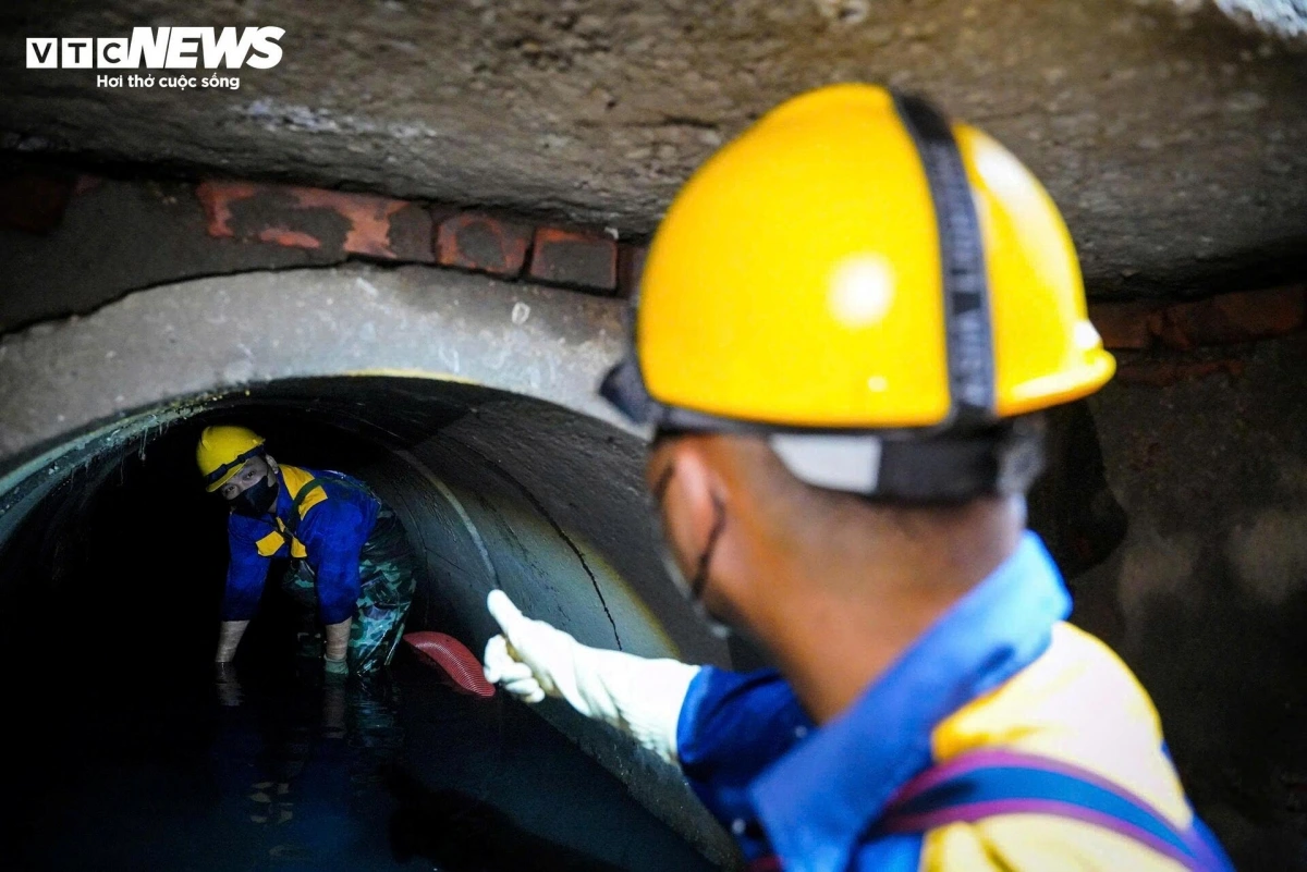 Sau 4 giờ làm việc miệt mài, khi dòng chảy được khơi thông, chất thải được hút lên xe cũng là lúc các công nhân kết thúc ca làm việc và ra khỏi cống.