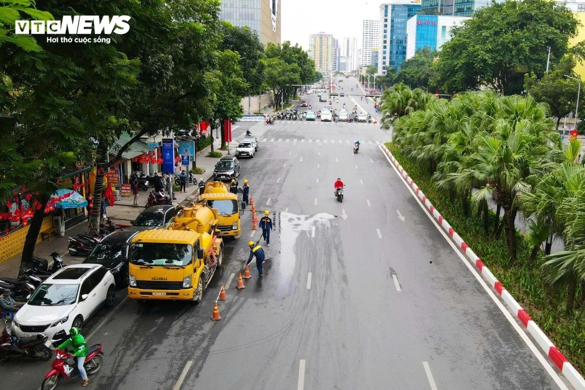 Chiếc xe hút chất thải rời đi, mang theo cả nỗi nhọc nhằn của đội công nhân. Dòng chảy đã được khơi thông, khép lại một ngày làm việc thầm lặng của những người giữ mạch cống ngầm cho Thủ đô.