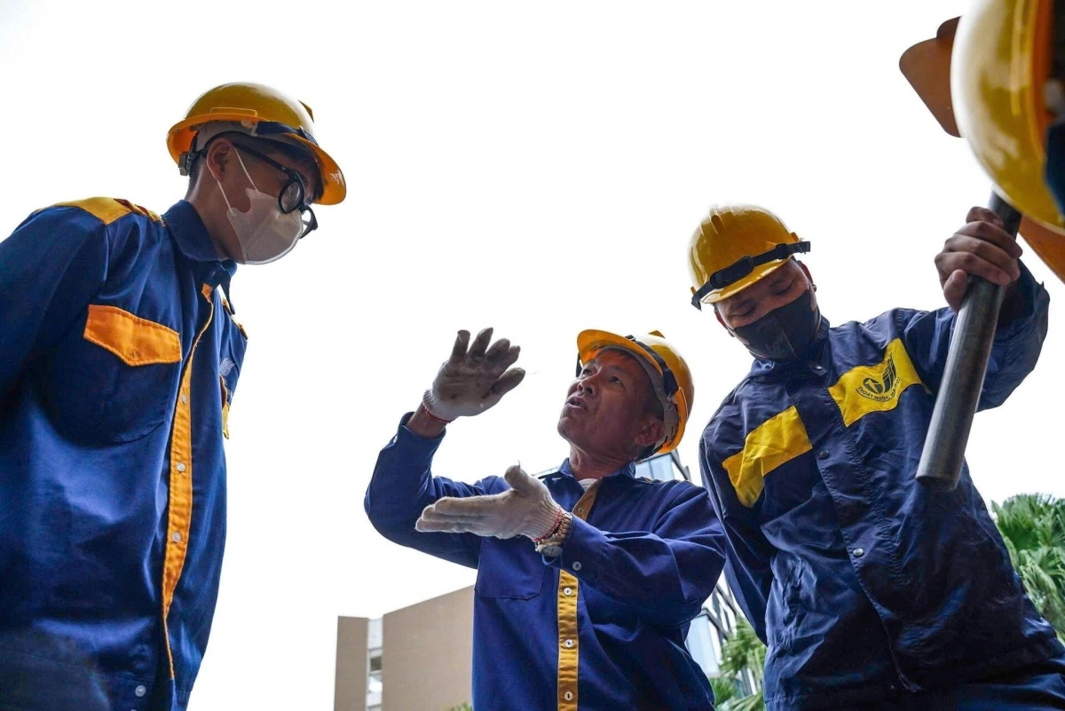 Ca làm việc hôm nay của tổ 7 người có nhiệm vụ chính là nạo vét và khơi thông đoạn cống bị tắc nghẽn tại tuyến thoát nước ngầm đường Quần Ngựa.