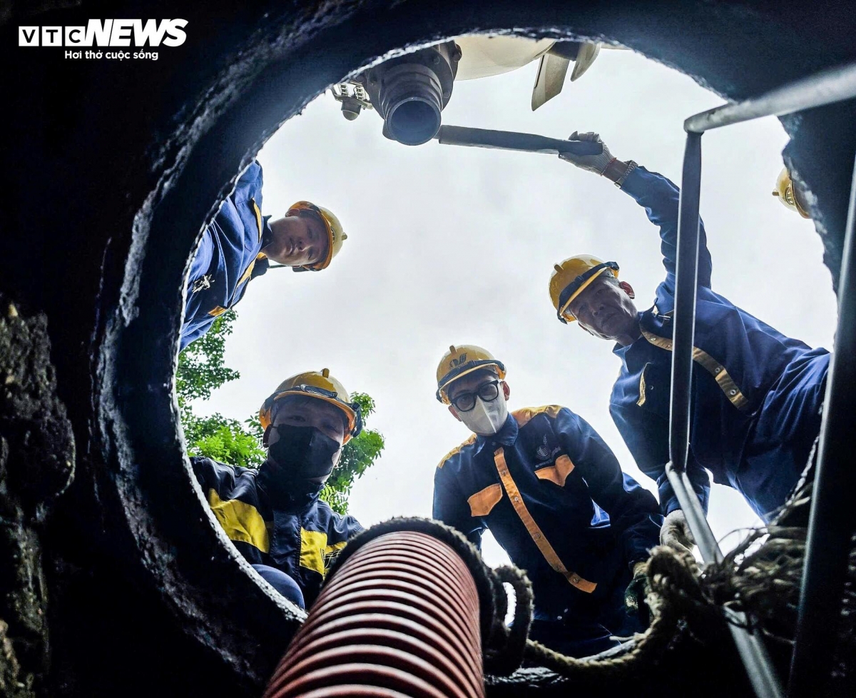 Tổ trưởng Nguyễn Văn Phúc chốt lại phương án làm việc và lưu ý kỹ càng các công nhân trước khi xuống cống. Với môi trường làm việc lạnh lẽo, ngột ngạt và độc hại, mỗi lời dặn dò đều là quy tắc an toàn quan trọng nhất. "Dưới đó nhớ quan sát khí độc, đồng đội phải cảnh giới liên tục. Nếu thấy khó thở hay có vật sắc nhọn, phải báo hiệu ngay để rút lên", ông Phúc nhắc nhở.