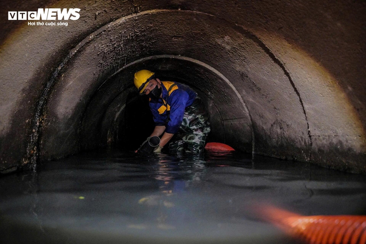 Cống ngầm chỉ rộng 1,5m buộc công nhân phải luồn mình xuống, làm việc trong tư thế khom lưng, gập gối suốt nhiều giờ giữa không gian chật hẹp. Họ phải hít thở trong môi trường khí độc nồng nặc, hôi tanh của các loại chất thải.