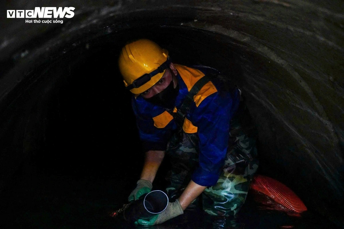 Làm việc dưới lòng cống là đối mặt với nguy hiểm rình rập, đặc biệt khi thời tiết thay đổi đột ngột. Ông Nguyễn Văn Phúc nhớ lại: "Có lần các công nhân đang thi công dưới lòng cống, chui sâu vào tới 30m thì bất ngờ có trận mưa lớn đổ xuống, nước trong cống dâng nhanh khủng khiếp. Anh em gấp rút bò ra miệng cống, có người đã uống vài ngụm nước thải trước khi ra tới nơi".