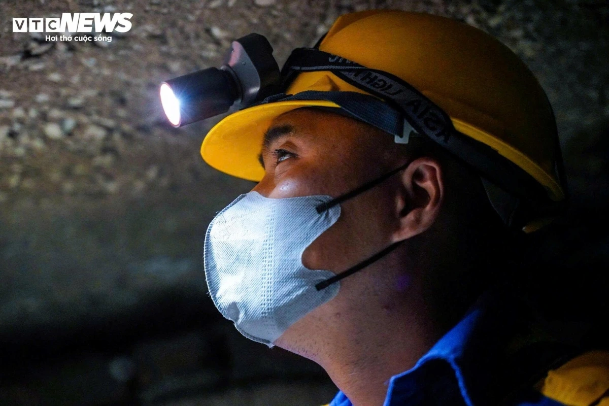 Dù đã trang bị lớp khẩu trang kháng khuẩn, nhưng việc tiếp xúc với khí thải dưới cống trong thời gian lâu cũng có nguy cơ ảnh hưởng trực tiếp đến sức khỏe của người thợ. Vì vậy, sau 2 giờ làm việc, các công nhân lên nghỉ giải lao bởi phía dưới cống "ngột ngạt, khó thở lắm".