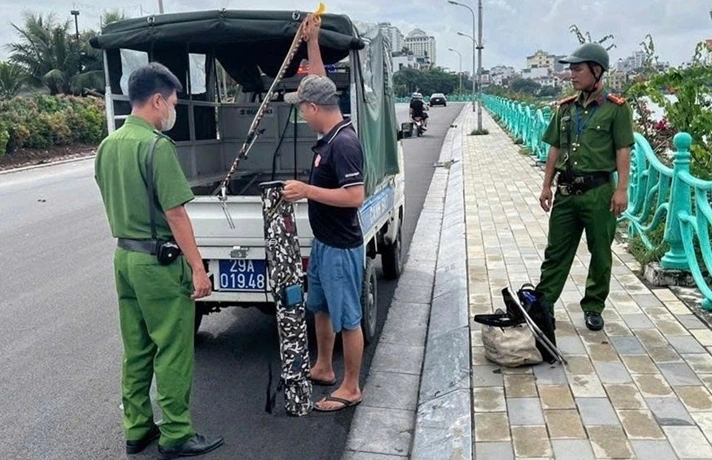 Lực lượng chức năng tuyên truyền, nhắc nhở người dân không câu cá, thả lưới, neo đậu tàu thuyền tại Hồ Tây