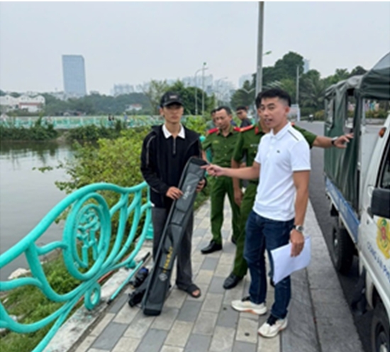 Lực lượng chức năng yêu cầu người dân ký cam kết không tái phạm