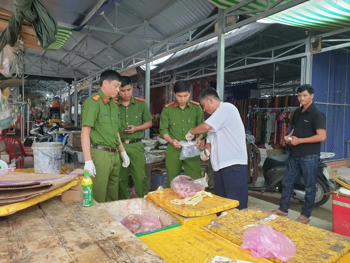 Công an TP. Cần Thơ phối hợp với các đơn vị có liên quan tiến hành kiểm tra việc chấp hành pháp luật về an toàn thực phẩm. (Ảnh: CACC)