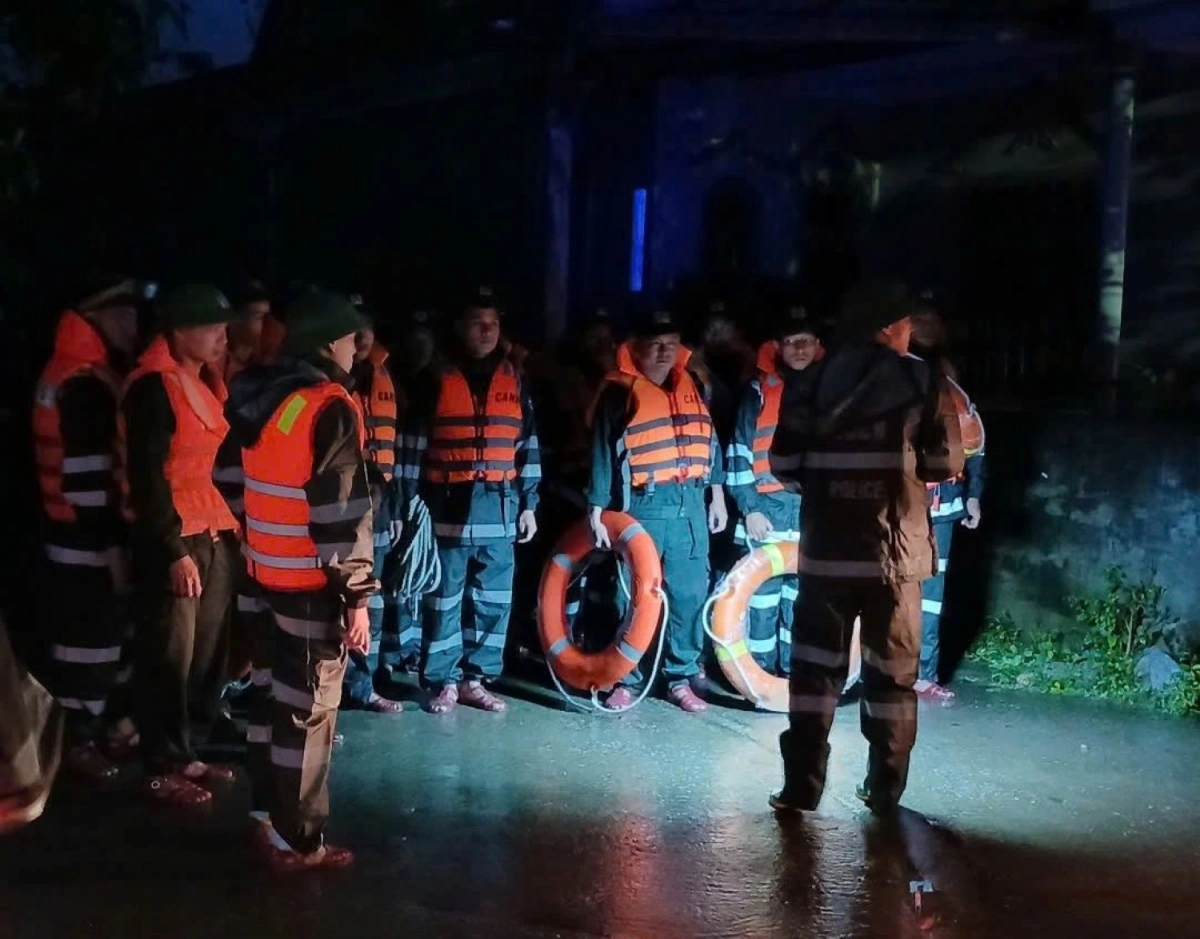 Công an xã Quảng Trạch cùng các lực lượng triển khai tìm kiếm 1 em nhỏ bị nước cuốn trôi