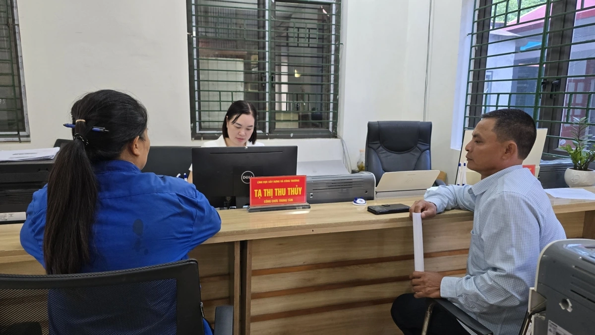 Công chức Tạ Thị Thu Thủy đang giải quyết hồ sơ cho 2 công dân