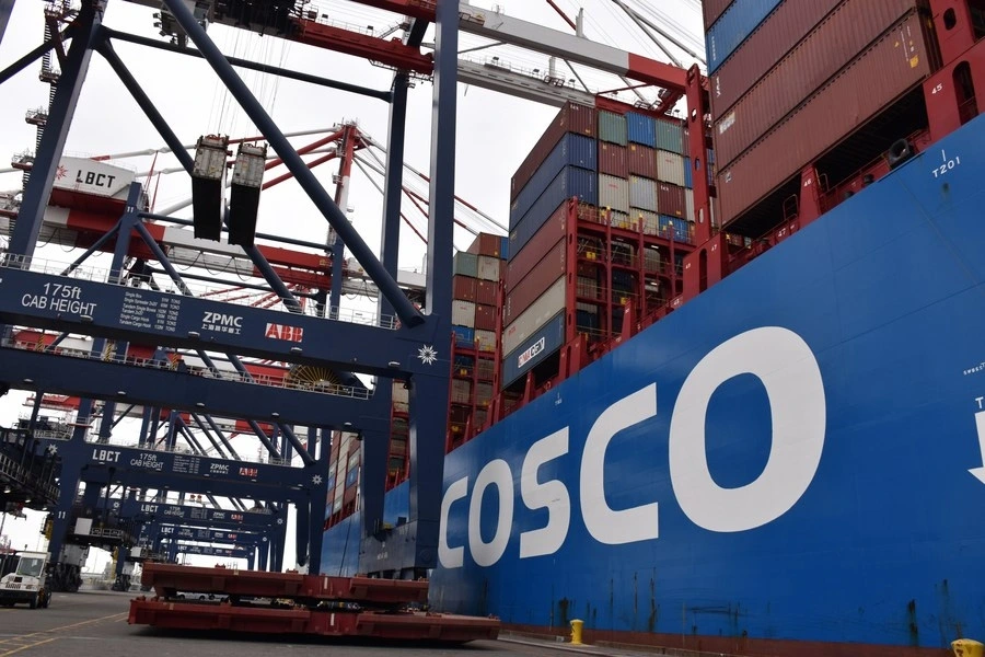 Tàu container thuộc công ty vận tải COSCO của Trung Quốc neo tại cảng Long Beach, bang California, Mỹ. Ảnh: Tân Hoa xã