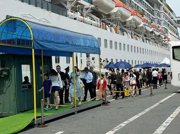 Adora Mediterranea brings nearly 2,500 Chinese visitors to Da Nang. (Image source: doanhnghiepvn.vn)