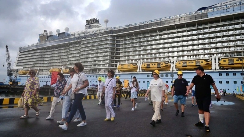 Ovation of the Seas brings 4,000 foreign tourists to Hue City on October 17
(Photo: nhandan.vn)