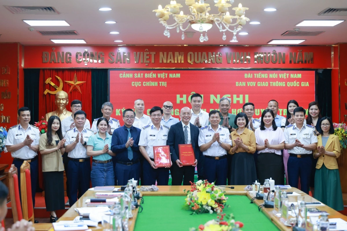 Các đại biểu chụp ảnh lưu niệm.