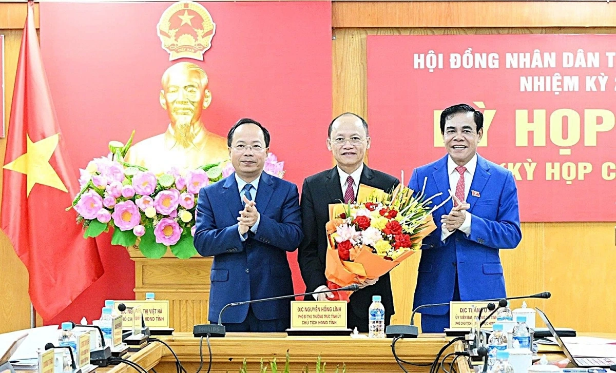 Bí thư Tỉnh ủy và Chủ tịch UBND tỉnh Hà Tĩnh tặng hoa chúc mừng Tân Chủ tịch HĐND tỉnh Hà Tĩnh Nguyễn Hồng Lĩnh.