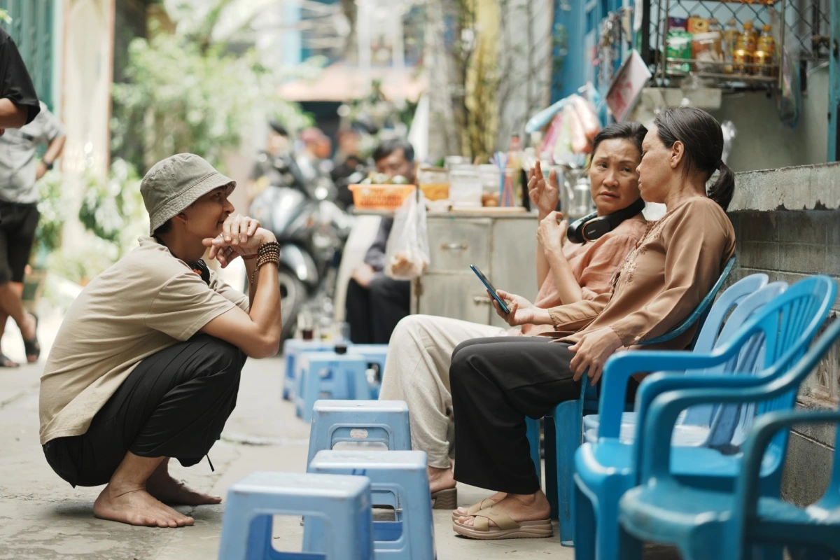 Đạo diễn Khương Ngọc cùng 2 diễn viên Hồng Đào, Việt Hương trong "Cục vàng của ngoại"