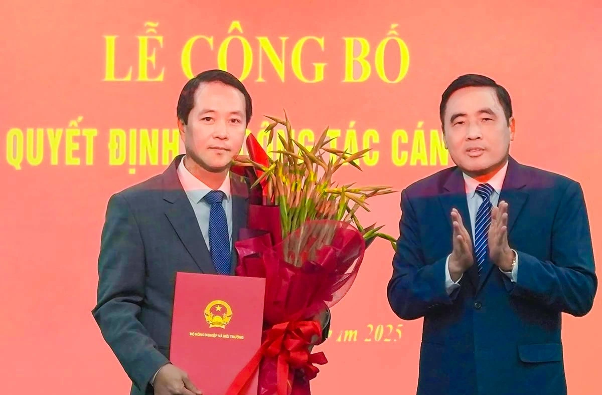 Thứ trưởng Nguyễn Quốc Trị trao quyết định cho tân Cục trưởng Bùi Chính Nghĩa.