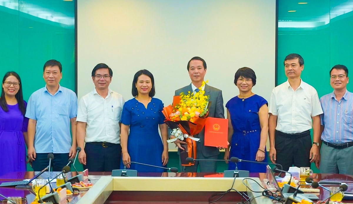 Tập thể Cục Bảo tồn thiên nhiên và Đa dạng sinh học tặng hoa, chúc mừng tân Cục trưởng Bùi Chính Nghĩa