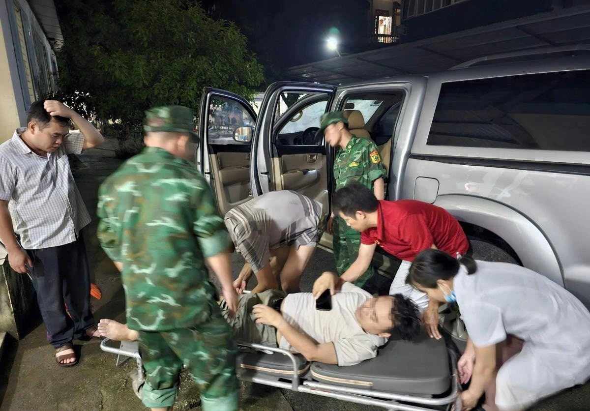 Đồn Biên phòng cửa khẩu quốc tế Tà Lùng (BĐBP Cao Bằng) kịp thời cứu giúp 1 người dân bị nước lũ cuốn trôi