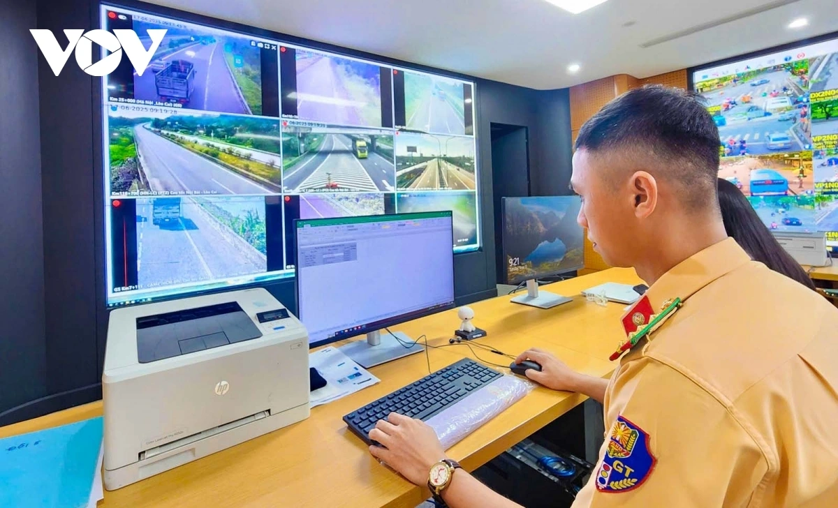 CSGT theo dõi được hình ảnh truyền về từ camera giao thông tích hợp trí tuệ nhân tạo (camera AI) lắp ở các tuyến đường và xe tuần tra của CSGT có gắn camera trên khắp cả nước.