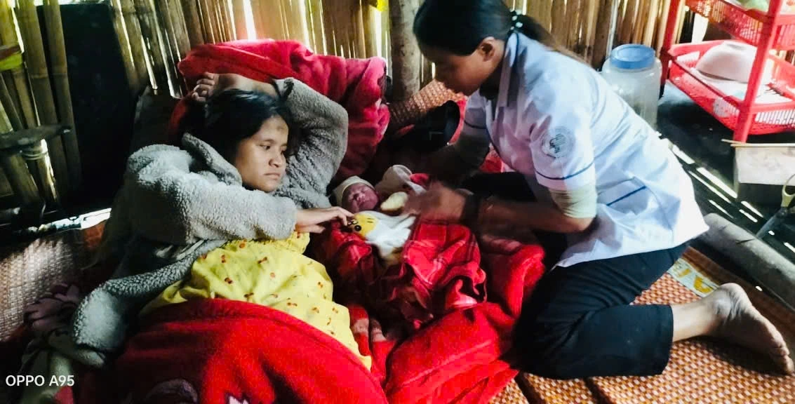 Em bé chào đời sau khi được 2 y sĩ đỡ đẻ tại nhà. (Ảnh: Cổng Thông tin điện tử TP Đà Nẵng)