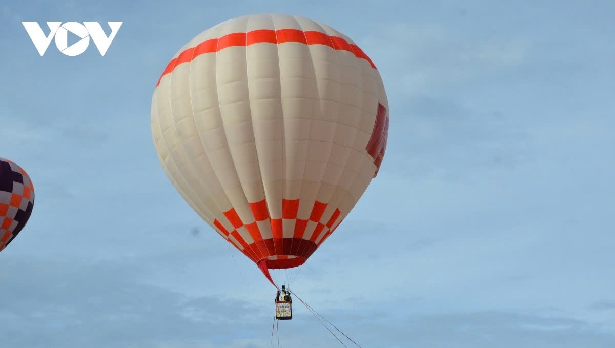 Visitors are treated to a spectacular display of large hot air balloons, officially kicking off the festival.