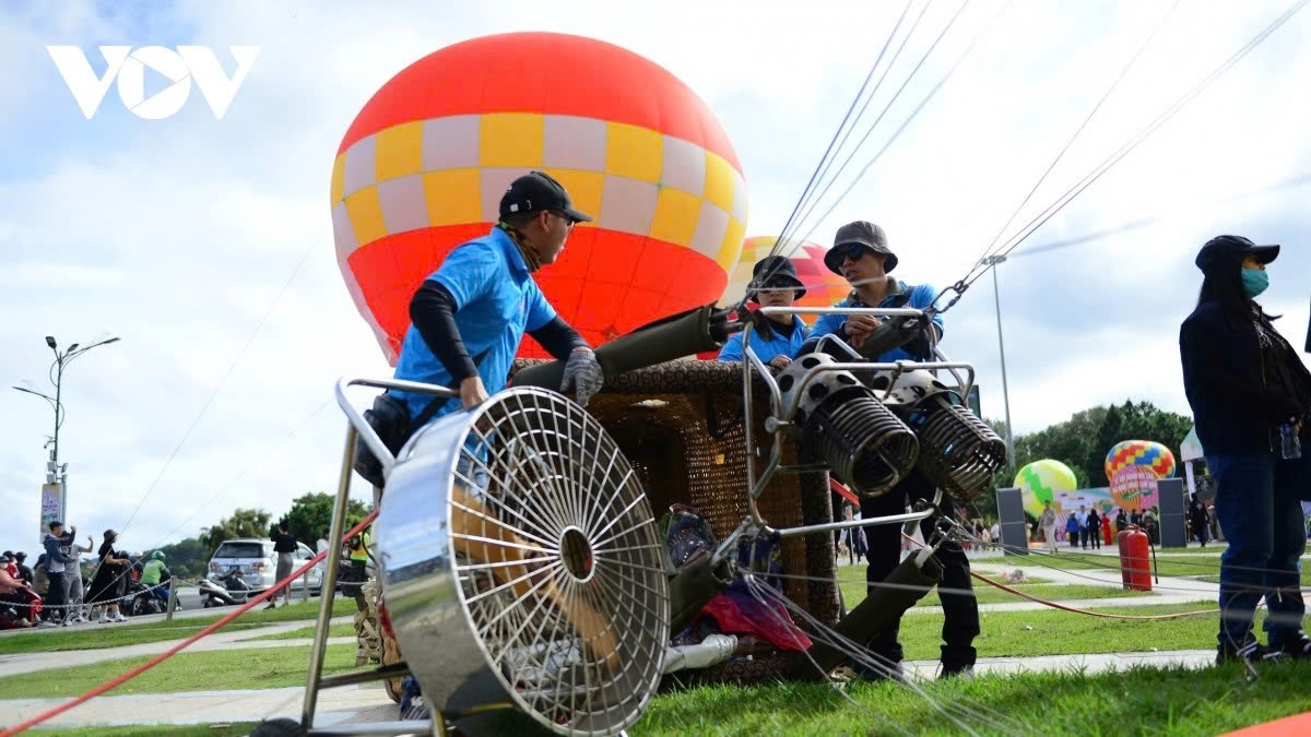 Technicians prepare the hot air balloons for flight, inspecting the flare before takeoff - an essential step to ensure the safety of tourists.