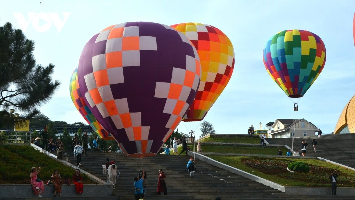 Colourful hot air balloons are ready to take off from Lam Vien Square, creating a brilliant scene in the heart of Da Lat.