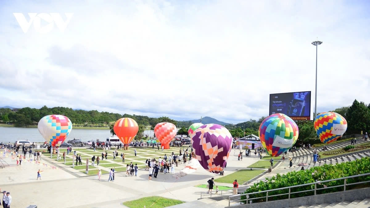 The hot air balloon festival on the banks of Xuan Huong Lake attracts thousands of visitors and photographers.