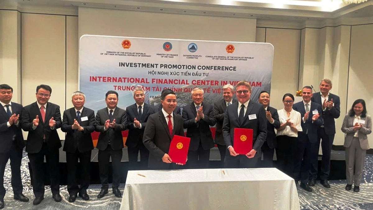 Phó Thủ tướng thường trực Nguyễn Hòa Bình chứng kiến lễ ký kết Bản ghi nhớ hợp tác về Trung tâm tài chính giữa UBND TP Đà Nẵng với tổ chức Frankfurt Main Finance.